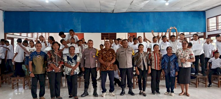Dukung Pendidikan Karakter, Bhabinkamtibmas Isi Kegiatan MPLS di SMPN 2 Amarasi Barat Kabupaten Kupang