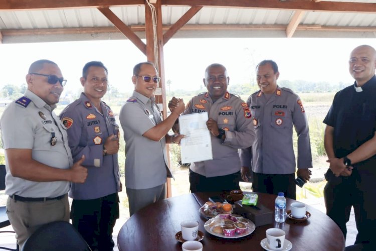 Kepala BPN Kabupaten Kupang Beri Kejutan kepada Kapolres, Serahkan Sertifikat Elektronik Tanah Polres Kupang
