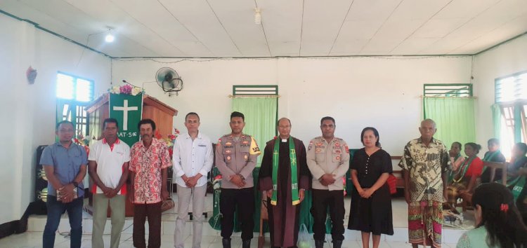 Minggu Kasih di Oepoli, Kapolsek Amfoang Timur Bagikan 100 Alkitab dan Sampaikan Pesan Kamtibmas
