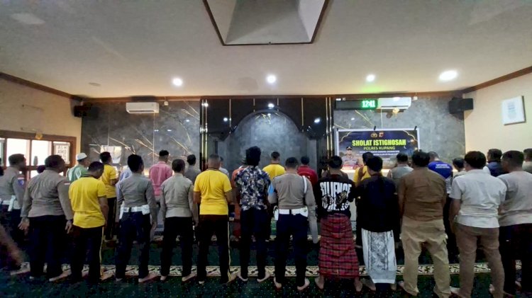 Doakan Korban Gempa Flores, Polres Kupang Gelar Sholat Istighosah di Masjid Asy Syamsi