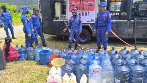 Polairud Polda NTT Bantu Warga Reok, Salurkan 7 Ton Air Bersih Siap Minum Pascagempa