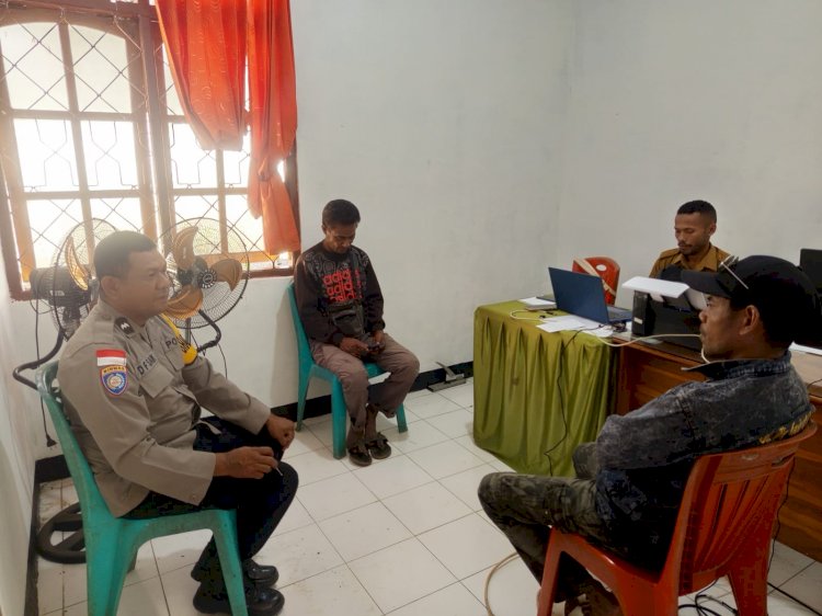 Jamin Desa Binaan Tetap Aman, Bhabinkamtibmas Pantau Proses Pendaftaran Bakal Calon Kades Sillu