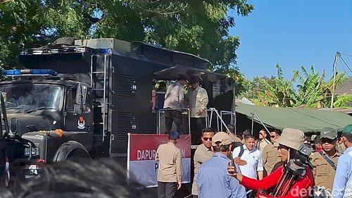Prabowo Cek Dapur Polri di Lokasi Pengungsian Nagekeo
