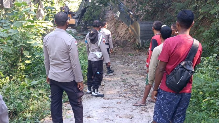 Personel Polri Buka Akses Jalan Terdampak Longsor Menuju Dusun Nitung di Palue
