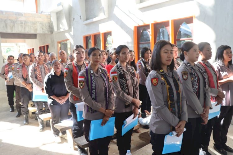 Sangat Memukau, Paduan Suara Oikumene Polres Kupang Isi Perayaan Ekaristi di Stasi Bakait