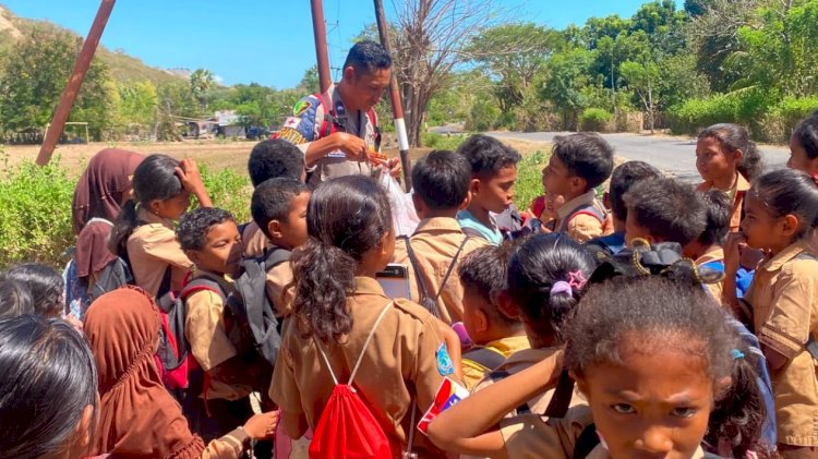 Polda NTT Sapa Anak-Anak Pascagempa