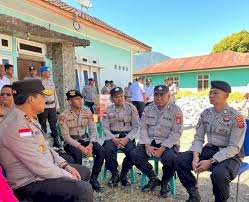 Kapolda NTT Salurkan Bantuan Kapolri untuk Personel Terdampak Gempa di Manggarai
