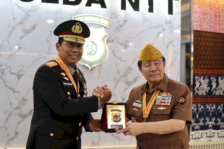 Kapolres Kupang Hadiri Penganugerahan Bintang LVRI kepada Kapolda NTT dan Wakil Gubernur