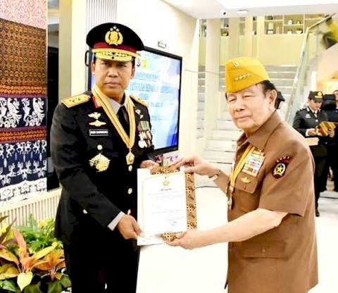 Bintang Veteran Disematkan kepada Kapolda NTT, LVRI Apresiasi Kepeduliannya