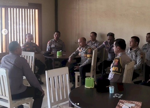 Pastikan Pelayanan Optimal, Wakapolres Kupang Briefing Personel Pamapta dan SPKT
