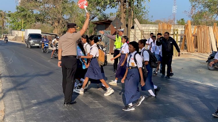 Kapolres Kupang Turun Langsung Atur Lalu Lintas di Jalur Trans Timor Km 18, Utamakan Keselamatan Pelajar