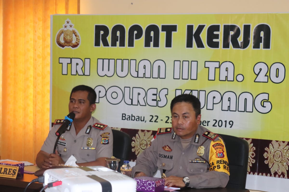 Kapolres Kupang minta para Kapolsek cermati pemasalahan di wilayah hukum masing-masing, saat membuka rapat kerja tw III 2019