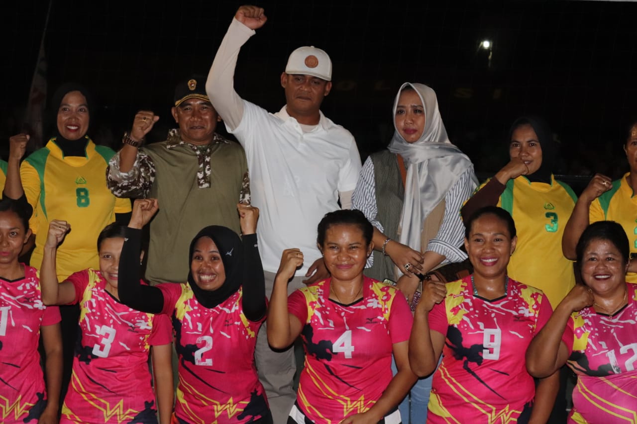 Tim voli putri Polres Kupang kalahkan tim putri Persit pada turnamen bola voli memperingati HUT Brimob ke 74