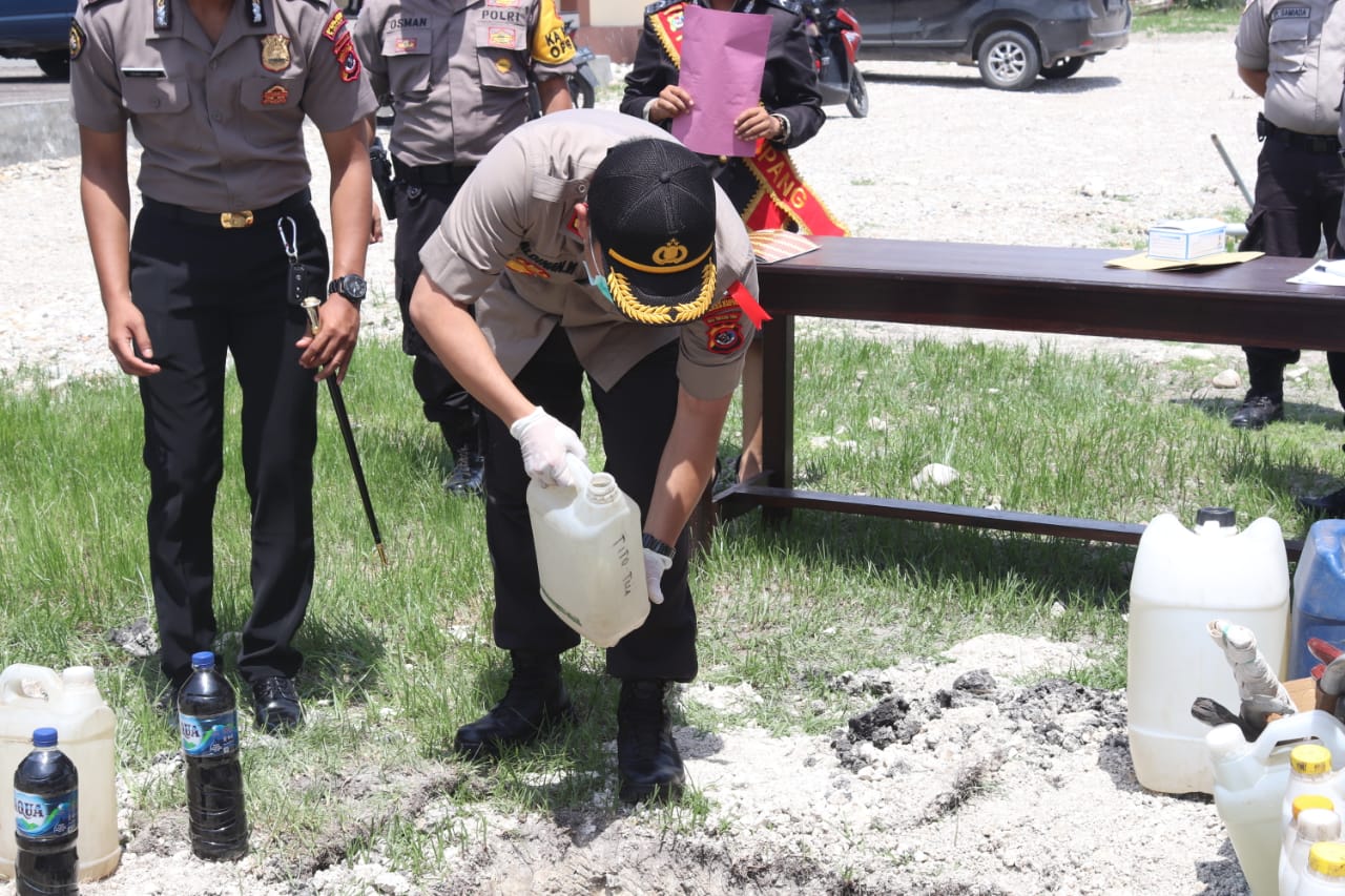 Polres Kupang musnahkan ratusan liter miras tradisional sitaan ops pekat turangga 2019