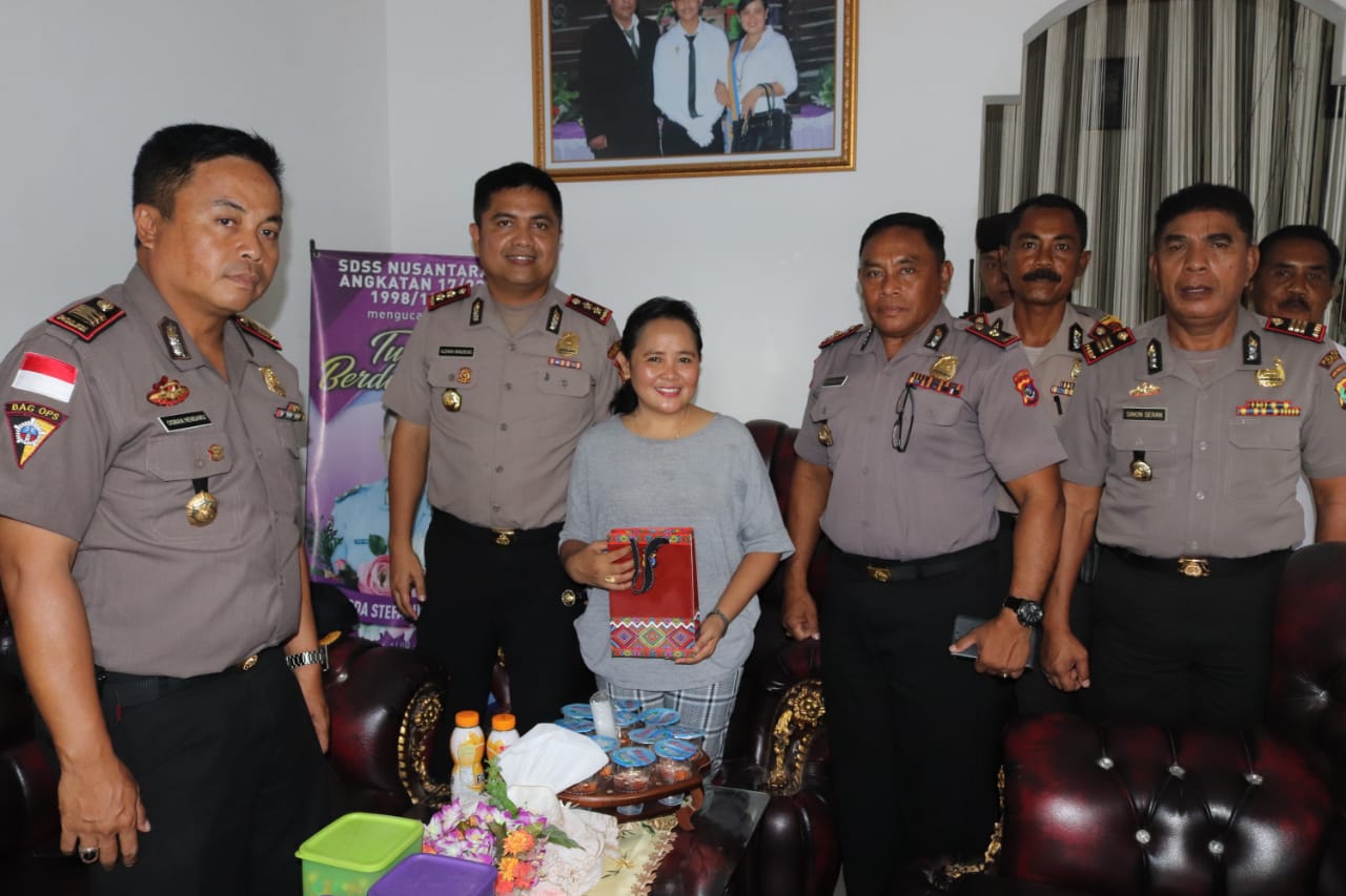 Kapolres Kupang berikan bantuan terhadap keluarga anggota yang gugur dan sakit