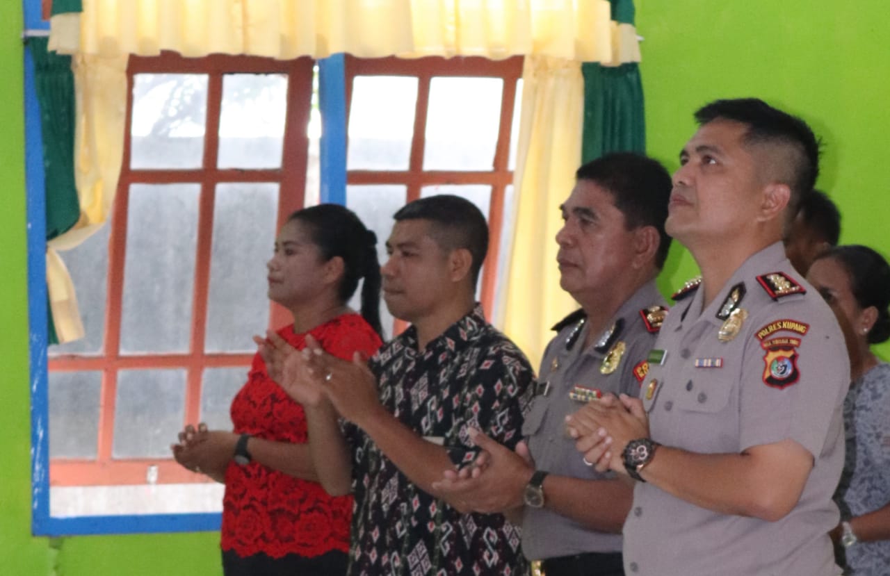 Kapolres Kupang,mengajak jemaat gereja (GKBP) Tuapukan, ciptakan kedamaian