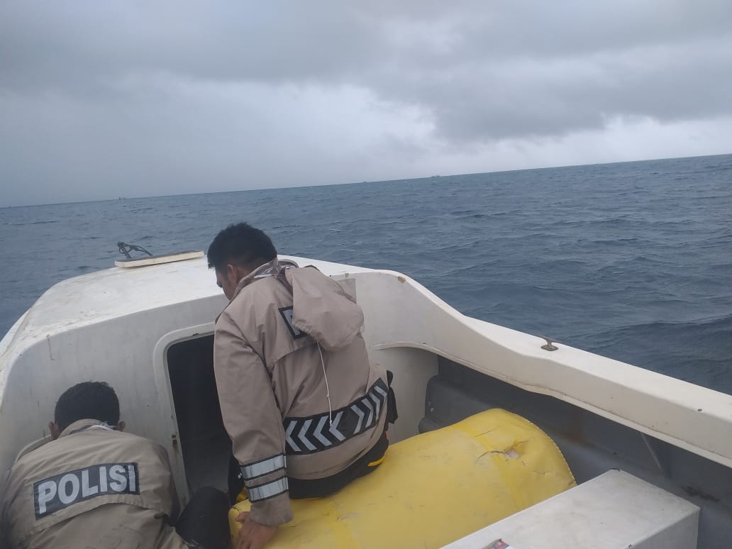 Walau cuaca ekstrem,kapolsek sulamu bersama anggota tetap melaksanakan patroli laut