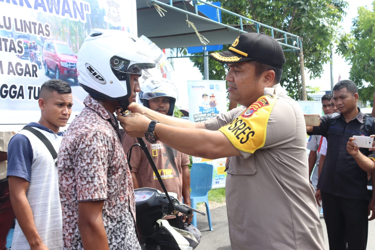 Kapolres Kupang turun kejalan himbau pengguna jalan taati peraturan lalu lintas