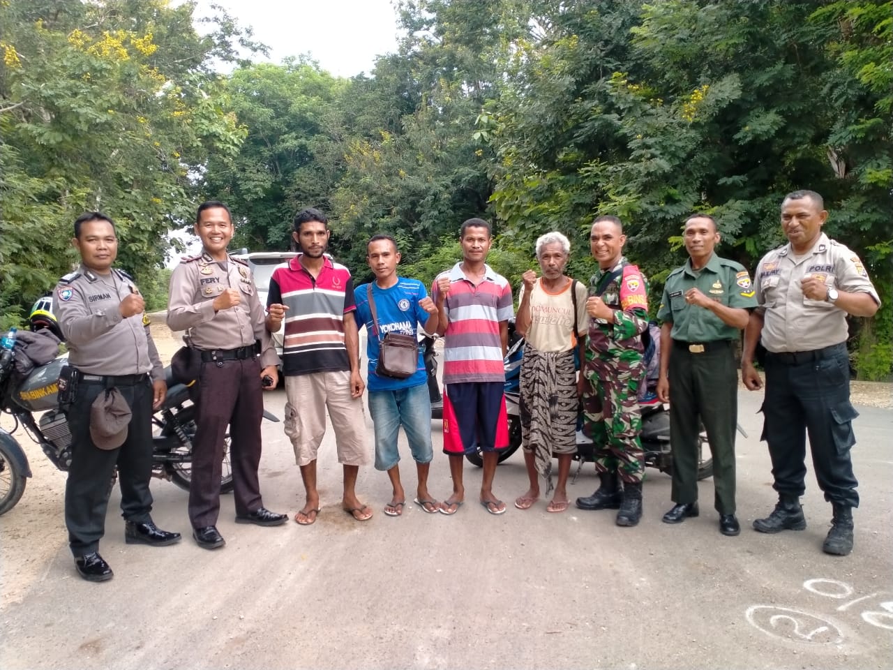 Kapolsek Kupang Timur pimpin patroli bersama denga bhabinkamtibmas dan Bhabinsa