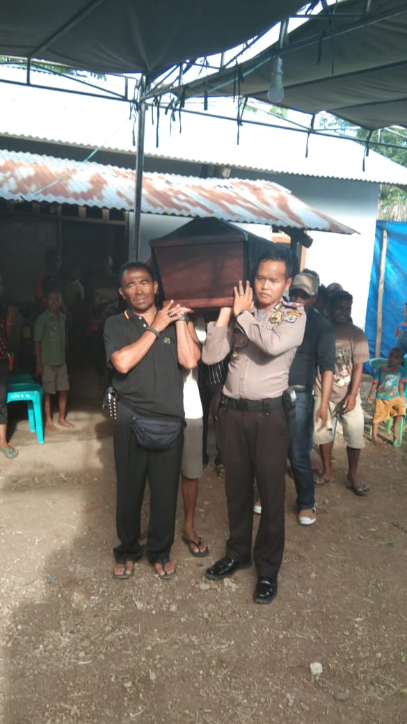 Polisi pikul peti jenazah sejauh satu kilometer ke tempat pemakaman