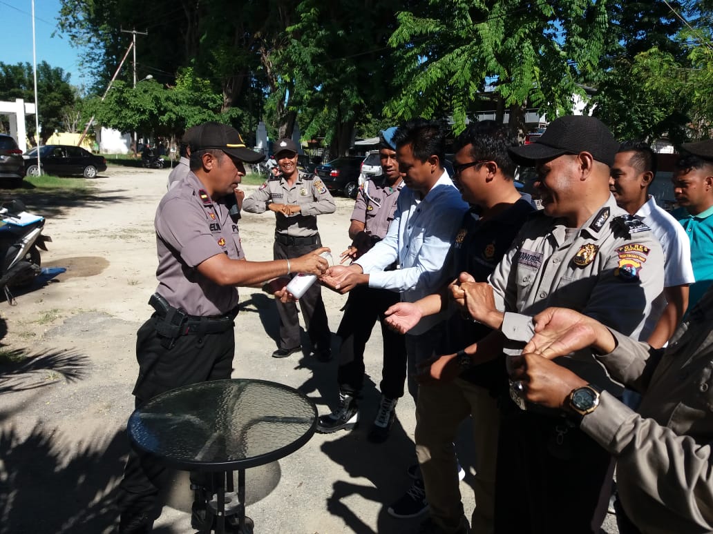 Cegah wabah covit-19, Polsek Kupang Tengah pasang hand sanitizer