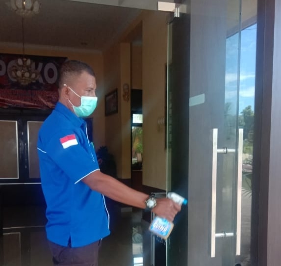 Cegah covid- 19 Poliklinik Polres Kupang lakukan penyemprotan disinfektan di setiap ruangan